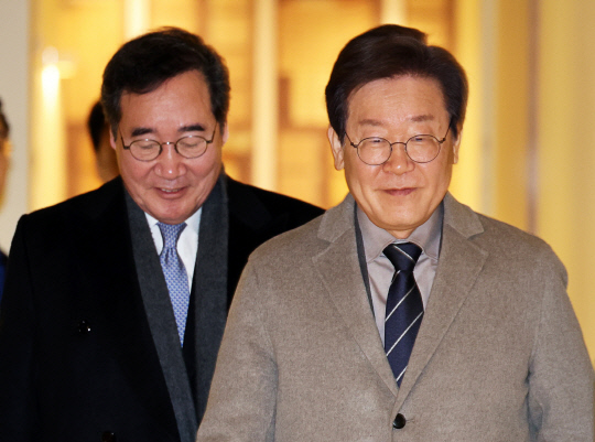 이재명 더불어민주당 대표와 이낙연 전 대표가 지난달 30일 오전 서울 중구의 한 식당에서 회동을 마친 후 이동하고 있다. 연합뉴스